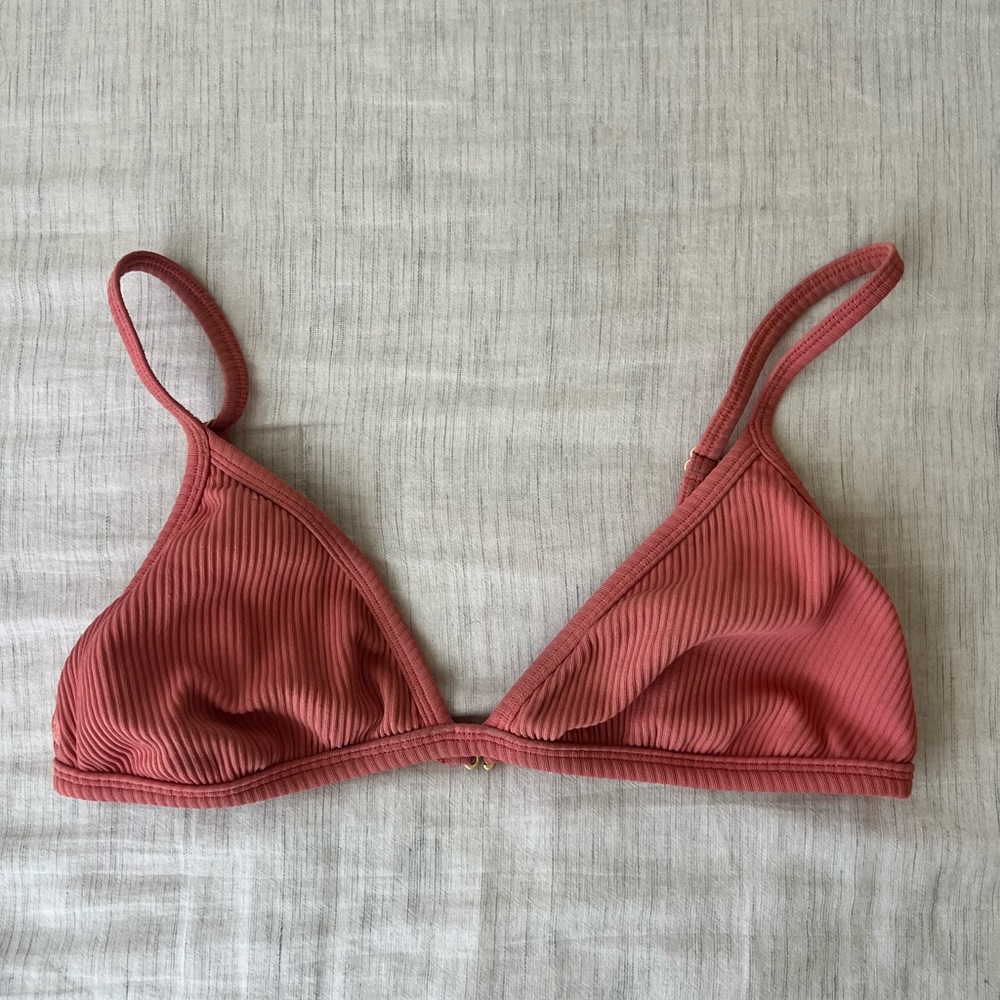 Pink ribbed triangle top